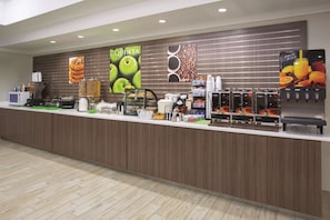 Free daily buffet breakfast - La Quinta Inn & Suites by Wyndham Gallup (Gallup)