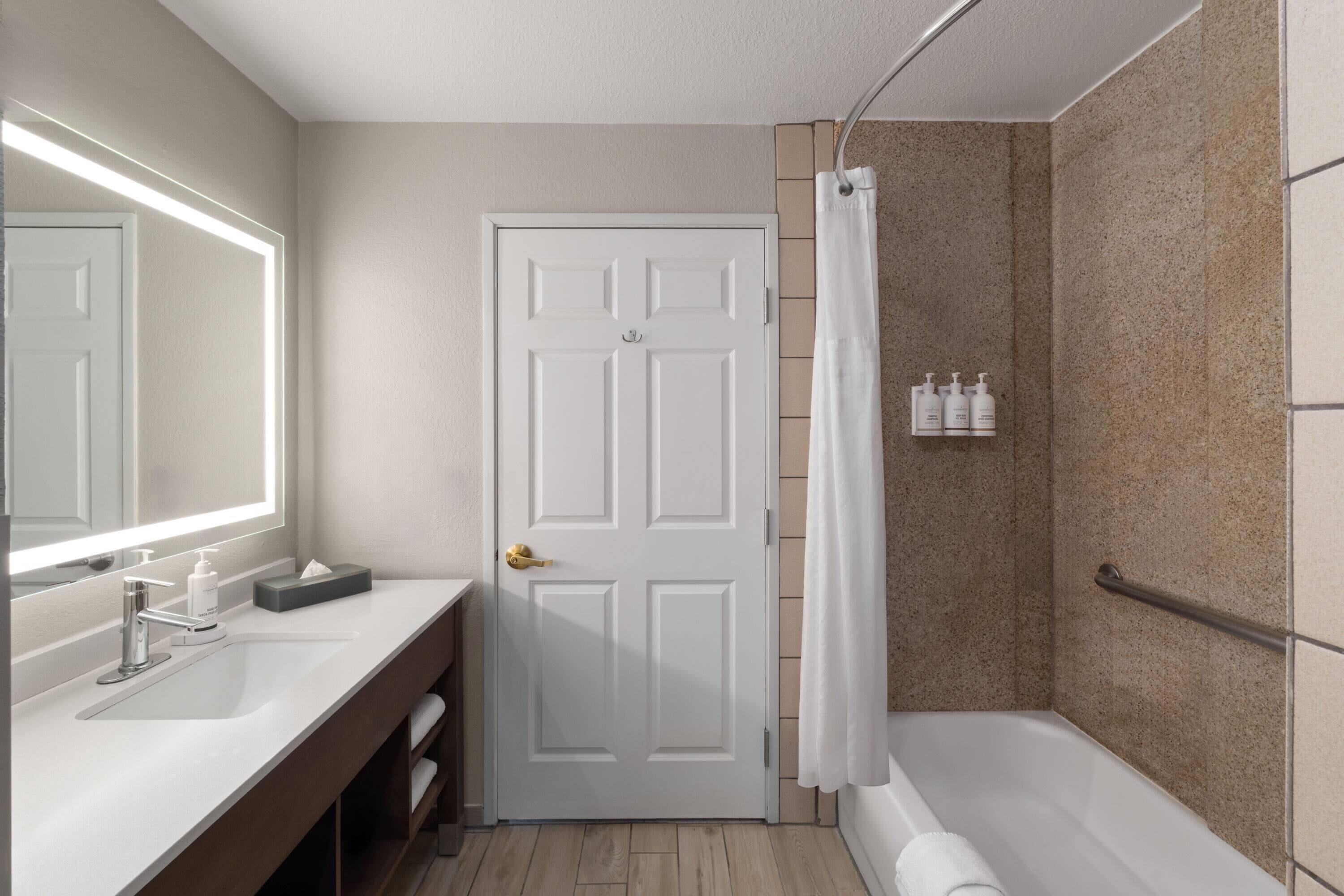 Suite, 1 Bedroom, Non Smoking | Bilik Mandi | Gabungan pancuran/tab mandi, kelengkapan dandanan diri percuma 