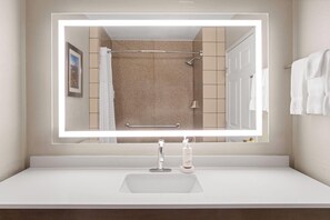 Duschwanne, kostenlose Toilettenartikel, Haartrockner, Handtücher