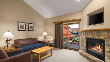 Family Fireplace - Water Park Included | In-room safe, laptop workspace, iron/ironing board
