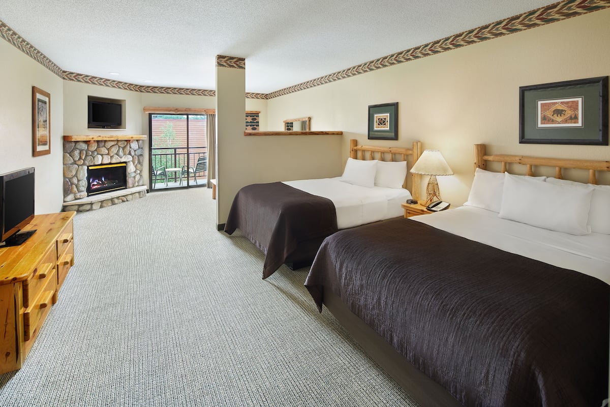 Family Fireplace - Water Park Included | In-room safe, laptop workspace, iron/ironing board