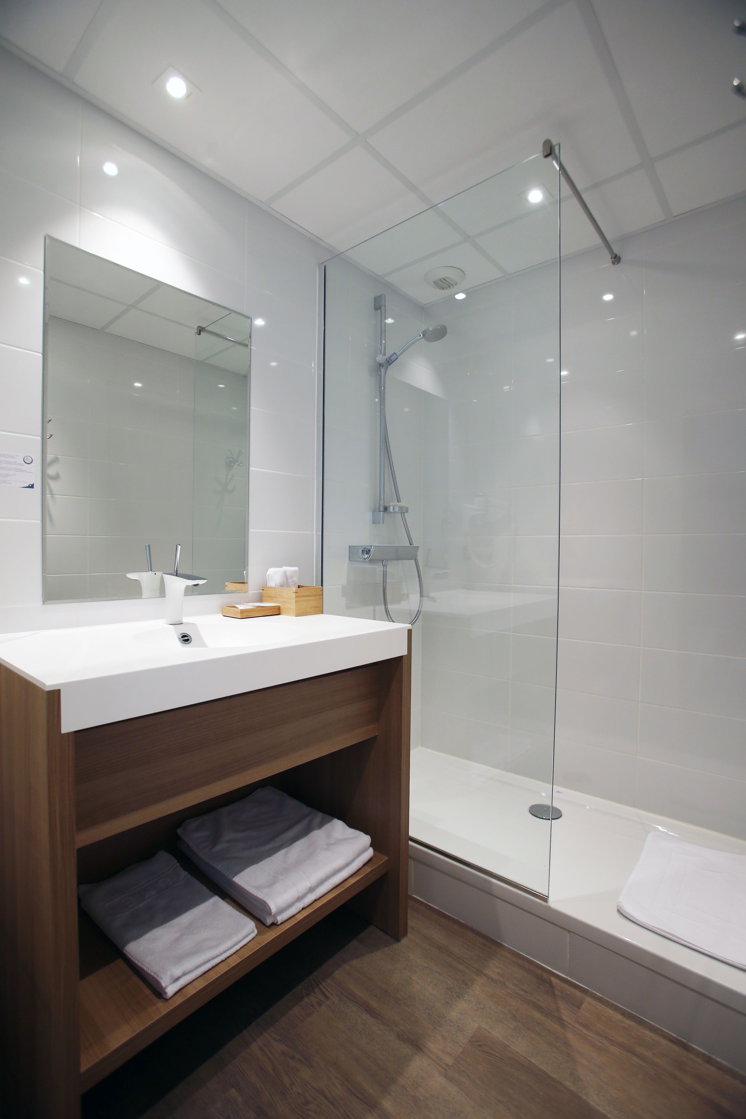 premium triple room, harbour view | bathroom | free toiletries, hair dryer, towels, soap