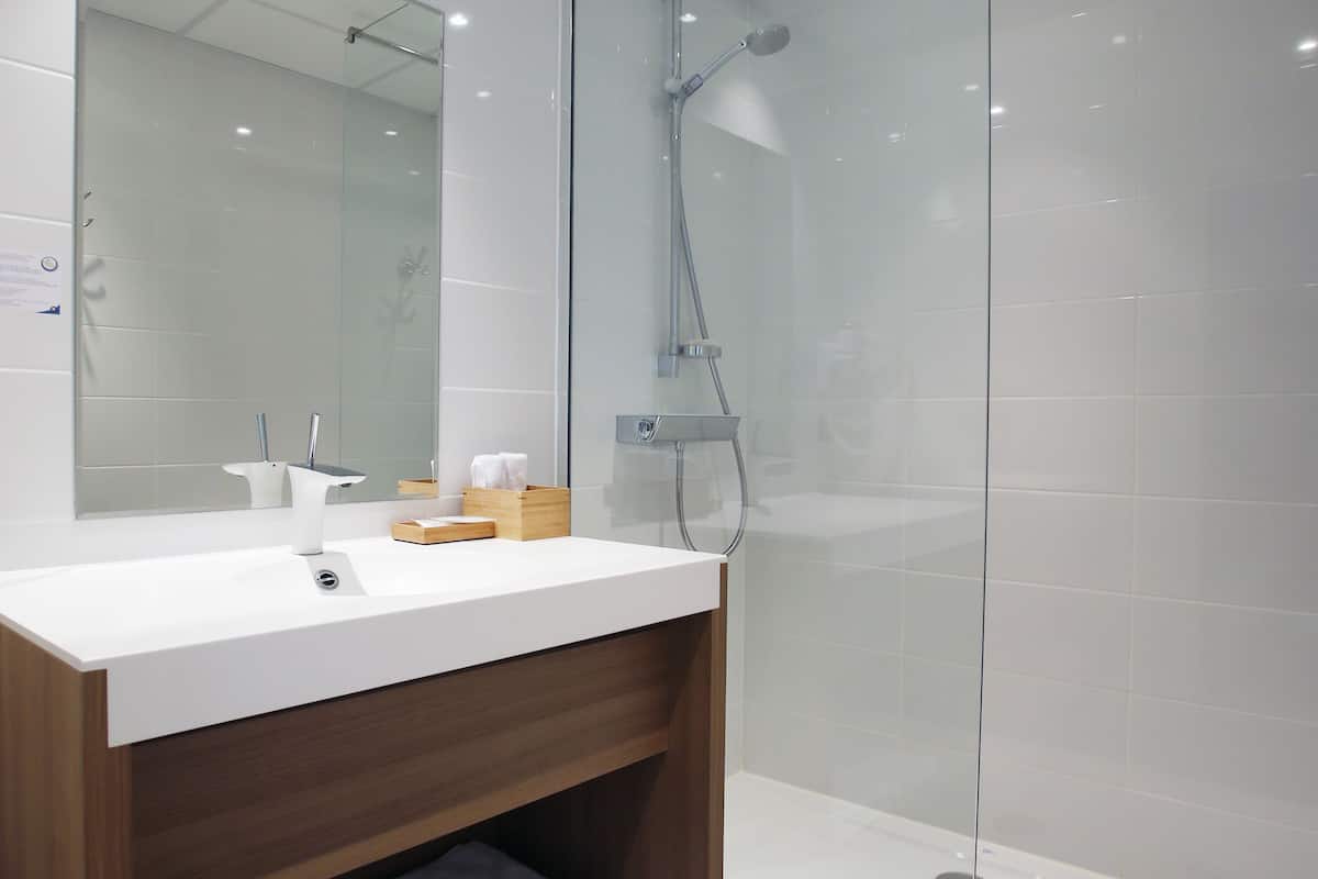 premium triple room, harbour view | bathroom | free toiletries, hair dryer, towels, soap