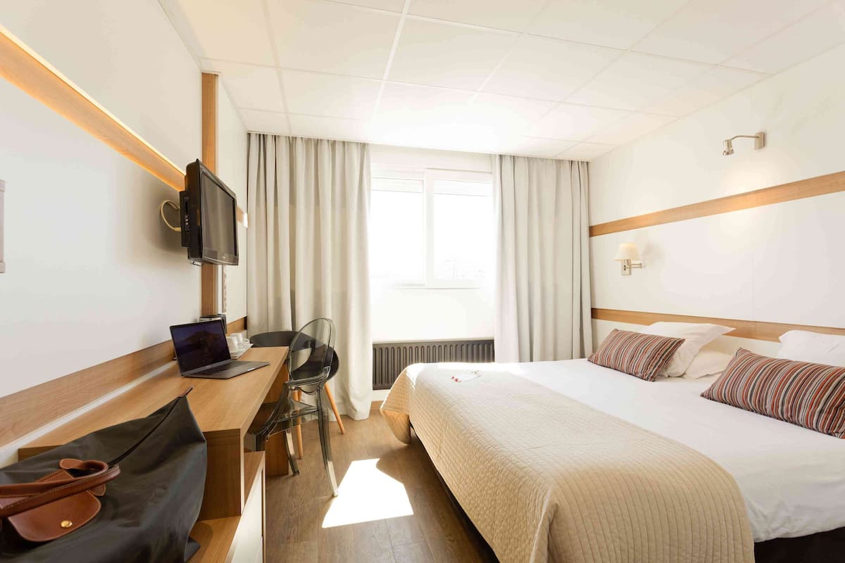 In-room safe, desk, blackout drapes, soundproofing