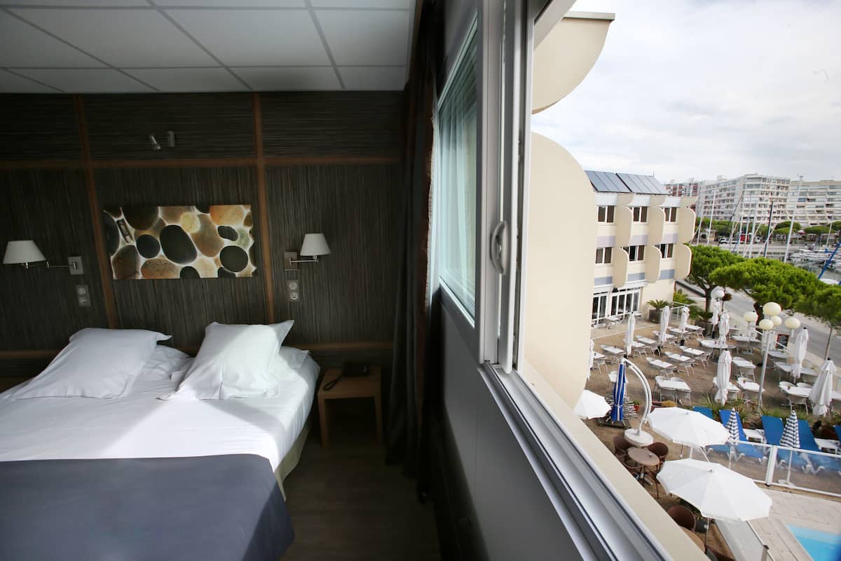 1 bedroom, in-room safe, desk, blackout curtains