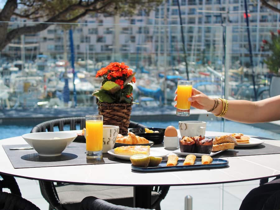 Desayuno buffet todos los dĂas (con cargo)