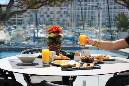 Daily buffet breakfast for a fee. The Originals Boutique, Hôtel Neptune, Montpellier Sud