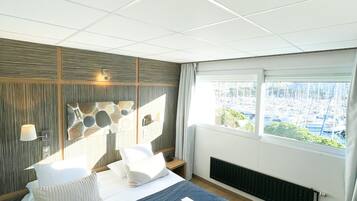 Quarto casal premium, vista para o porto | Cofres nos quartos, escrivaninha, cortinas blackout