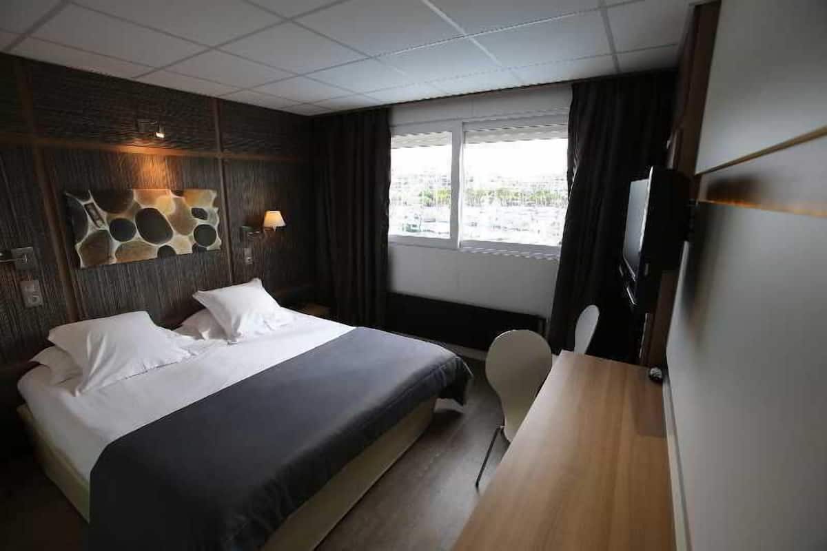 In-room safe, desk, blackout drapes, soundproofing