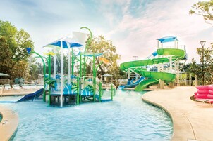 Un parque acuático con toboganes y una piscina.