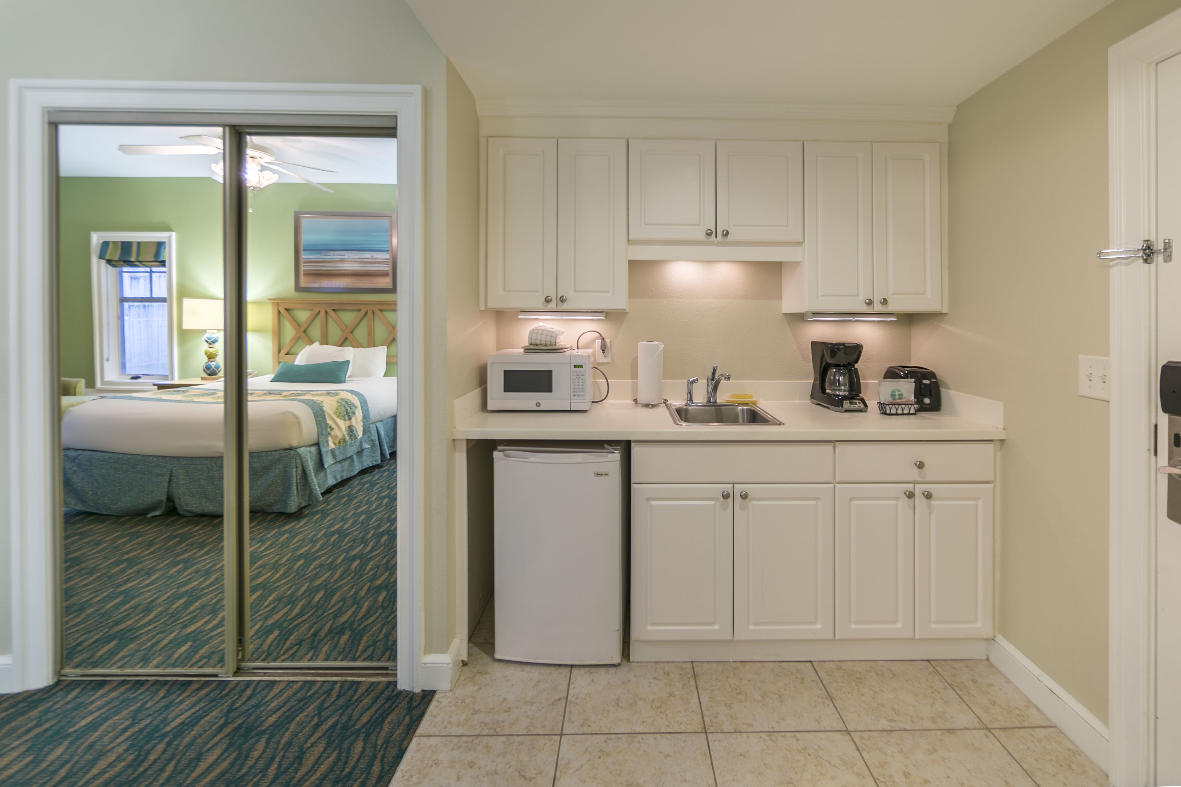 studio, 1 queen bed | private kitchenette | microwave, dishwasher, coffee/tea maker, cookware/dishes/utensils