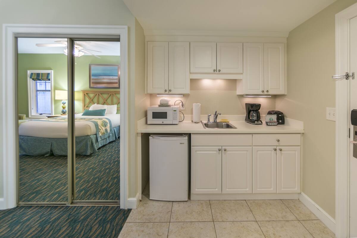 studio, 1 queen bed | private kitchenette | microwave, dishwasher, coffee/tea maker, cookware/dishes/utensils