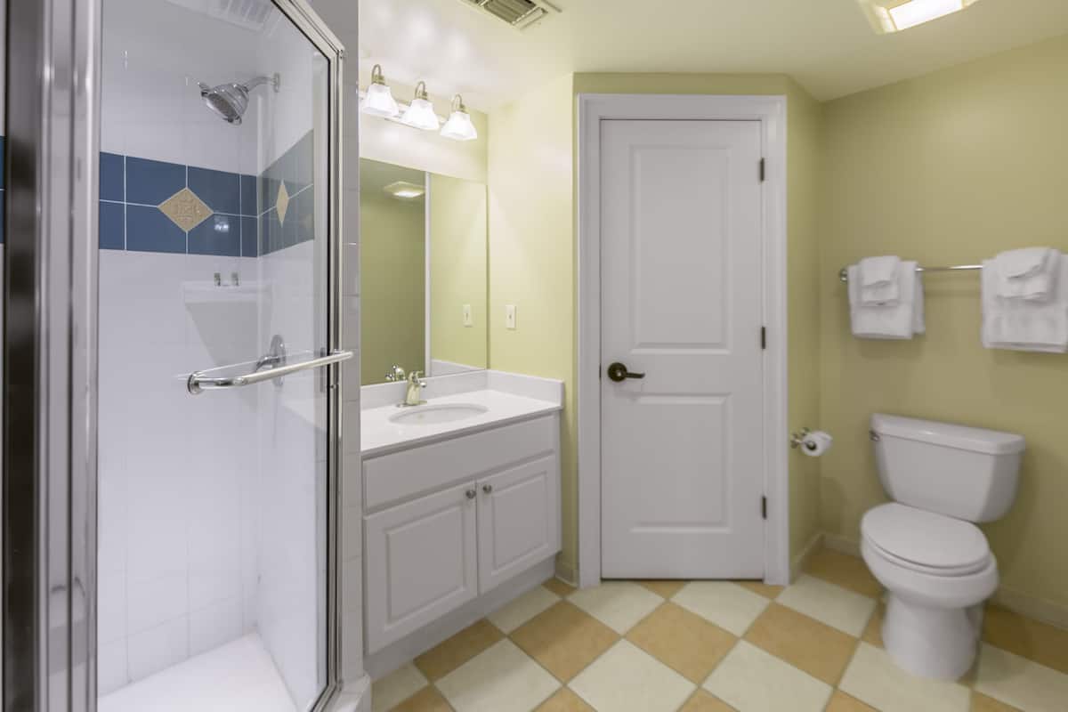 Camera, 1 camera da letto | Bagno | Combinazione doccia/vasca, set di cortesia gratuito, asciugacapelli