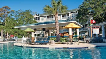 Indendørs pool, 3 udendørs pools, parasoller, liggestole