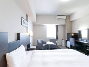 Standard Room, 1 Queen Bed, Non Smoking | In-room safe, desk, blackout drapes, iron/ironing board - Comfort Hotel Central International Airport (Tokoname)