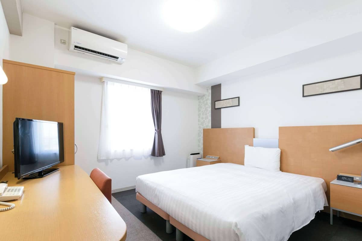 Standard Room, 1 Queen bed, Non Smoking | In-room safe, desk, blackout drapes, iron/ironing board