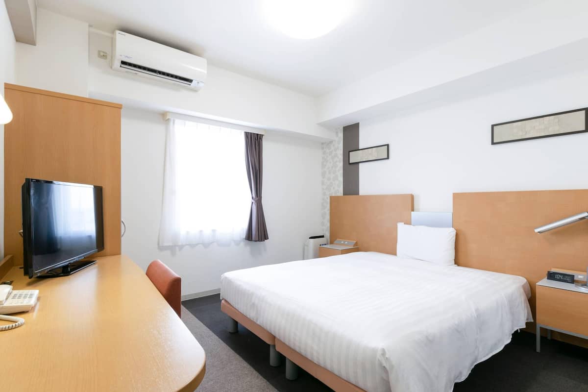 Standard Room, 1 Queen bed, Non Smoking | In-room safe, desk, laptop workspace, blackout curtains