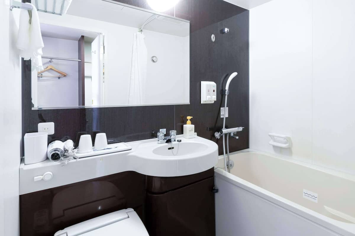 combined shower/bathtub, deep-soaking bathtub, free toiletries