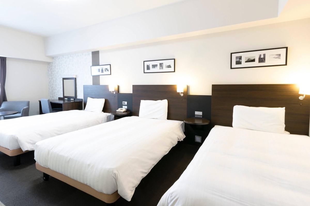 Chambre Familiale, 3 lits une place, non-fumeur