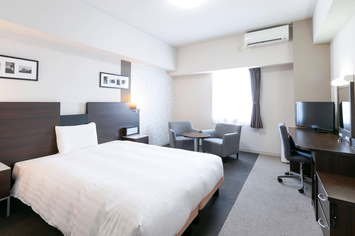 Standard Room, 1 Queen Bed, Non Smoking | In-room safe, desk, laptop workspace, blackout curtains