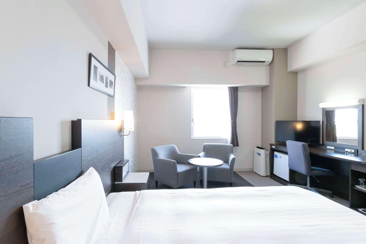 standard room, 1 queen bed, non smoking | in-room safe, desk, blackout curtains, iron/ironing board