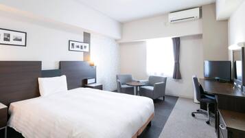 Standard Room, 1 Queen Bed, Non Smoking | In-room safe, desk, blackout drapes, iron/ironing board