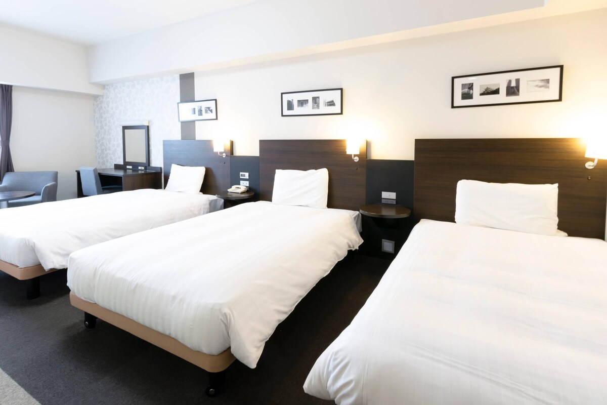 Kamar Keluarga, 3 Tempat Tidur Twin, Bebas Asap Rokok | Brankas, meja kerja, ruang kerja ramah laptop, dan tirai kedap cahaya