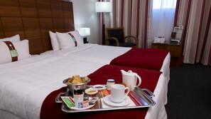 Minibar, coffres-forts dans les chambres, bureau, rideaux occultants
