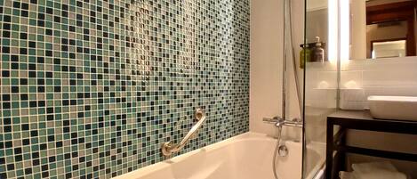 Un baño con bañera, ducha y lavamanos.