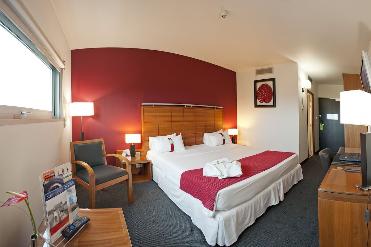 minibar, in-room safe, desk, blackout curtains