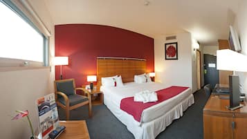 Minibar, Zimmersafe, Schreibtisch, Verdunkelungsvorhänge