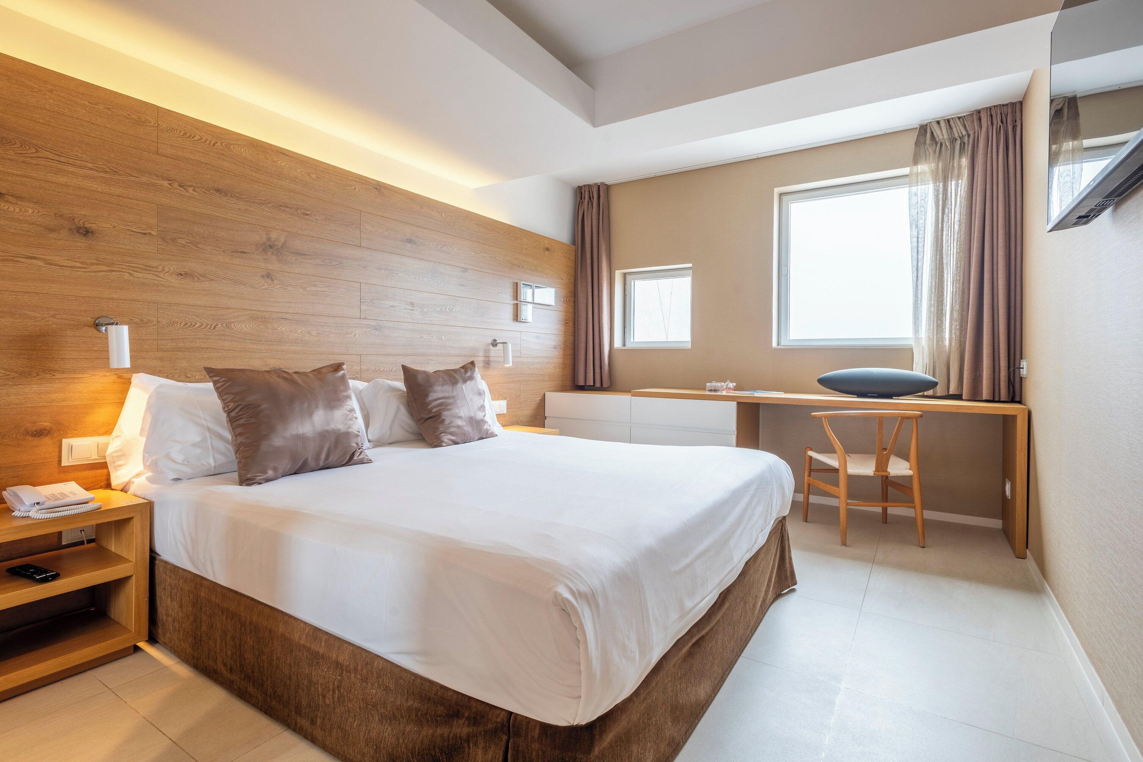 Caja de seguridad en la habitación y escritorio 