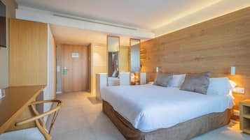 Quarto luxo | Cofres nos quartos, escrivaninha, espaço de trabalho para notebook