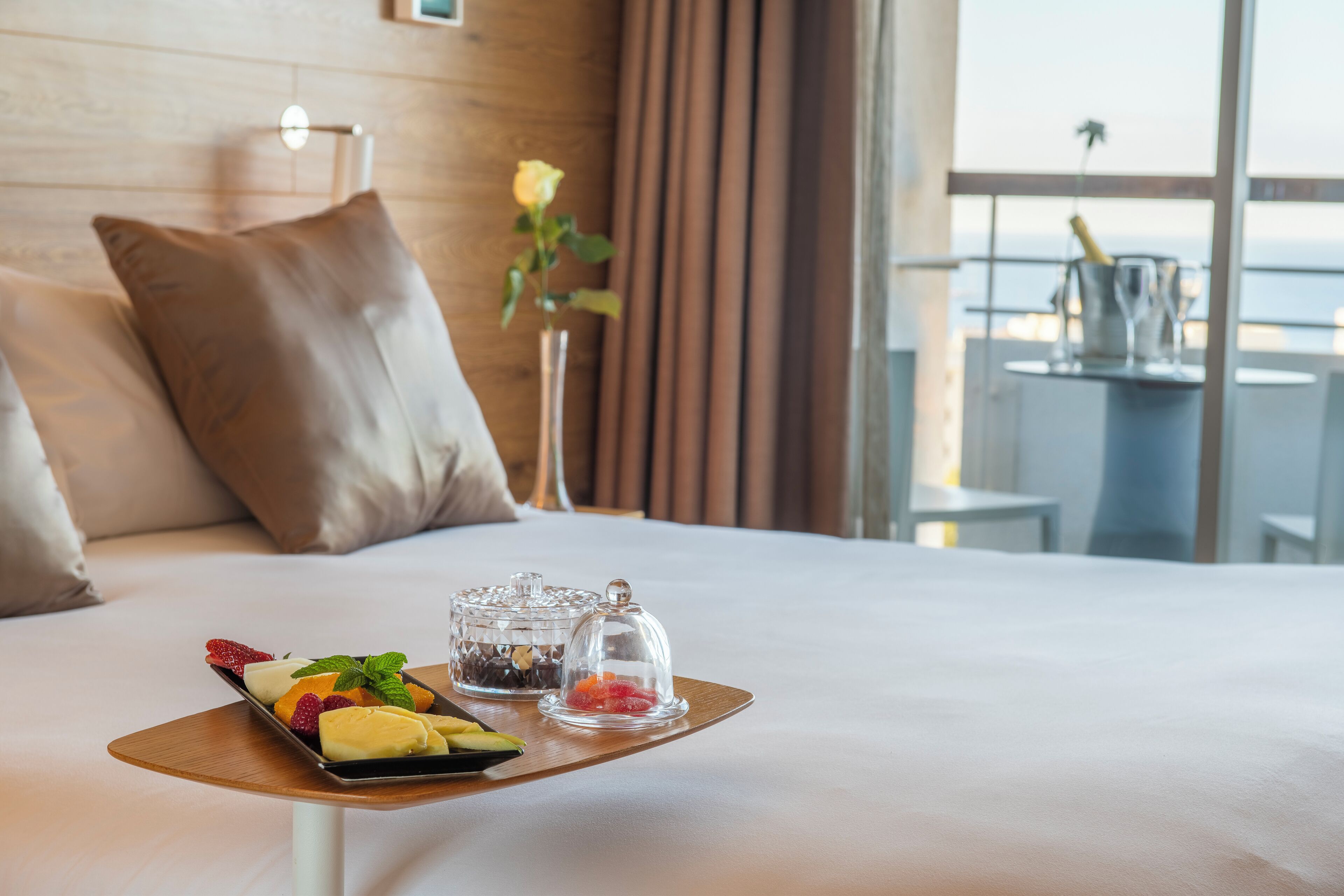 Deluxe kamer | Een kluis op de kamer, een bureau, een laptopwerkplek