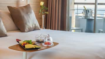 Deluxe kamer | Een kluis op de kamer, een bureau, een laptopwerkplek