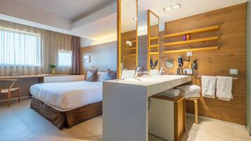 Una habitación de hotel moderna con una cama grande, un escritorio, un tocador con espejo y una pared de madera.