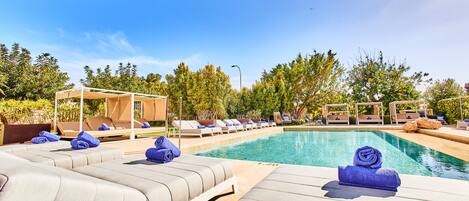 Piscine extérieure (ouverte en saison), parasols de plage