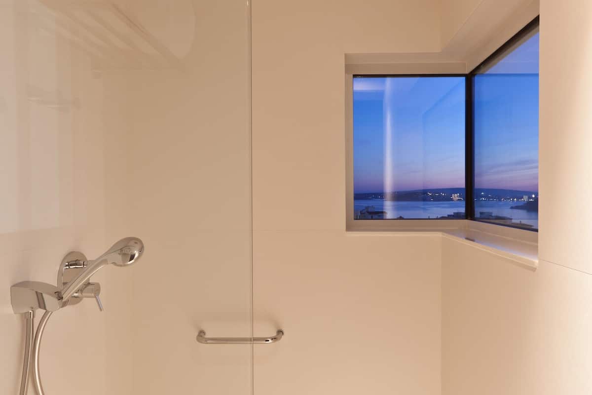 Douche, articles de toilette gratuits, sĂšche-cheveux, peignoirs