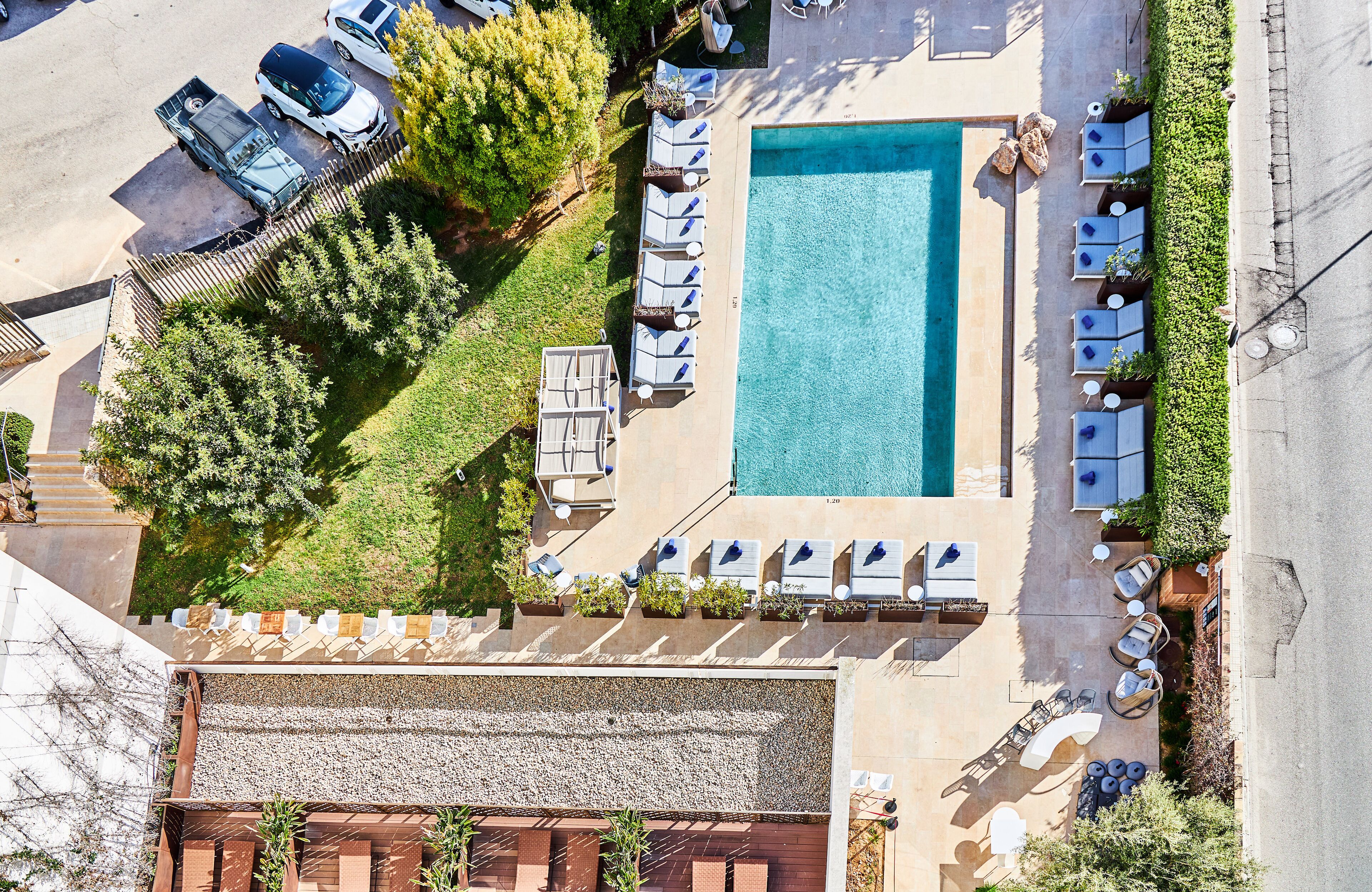 seasonal outdoor pool, open 10:00 am to 6:00 pm, pool umbrellas