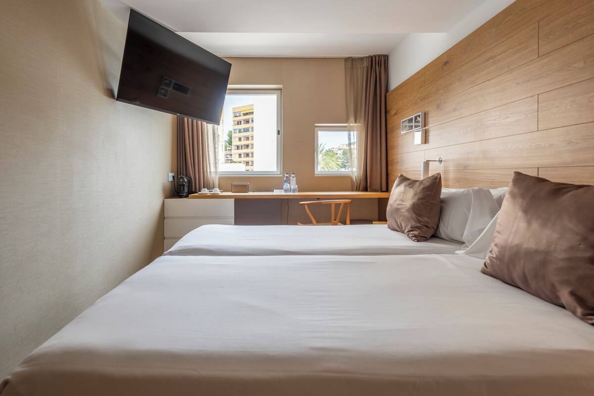 Chambre Confort | 1 chambre, coffres-forts dans les chambres, bureau