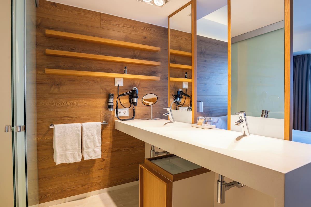 Deluxe Room | 1 bedroom, in-room safe, desk, laptop workspace