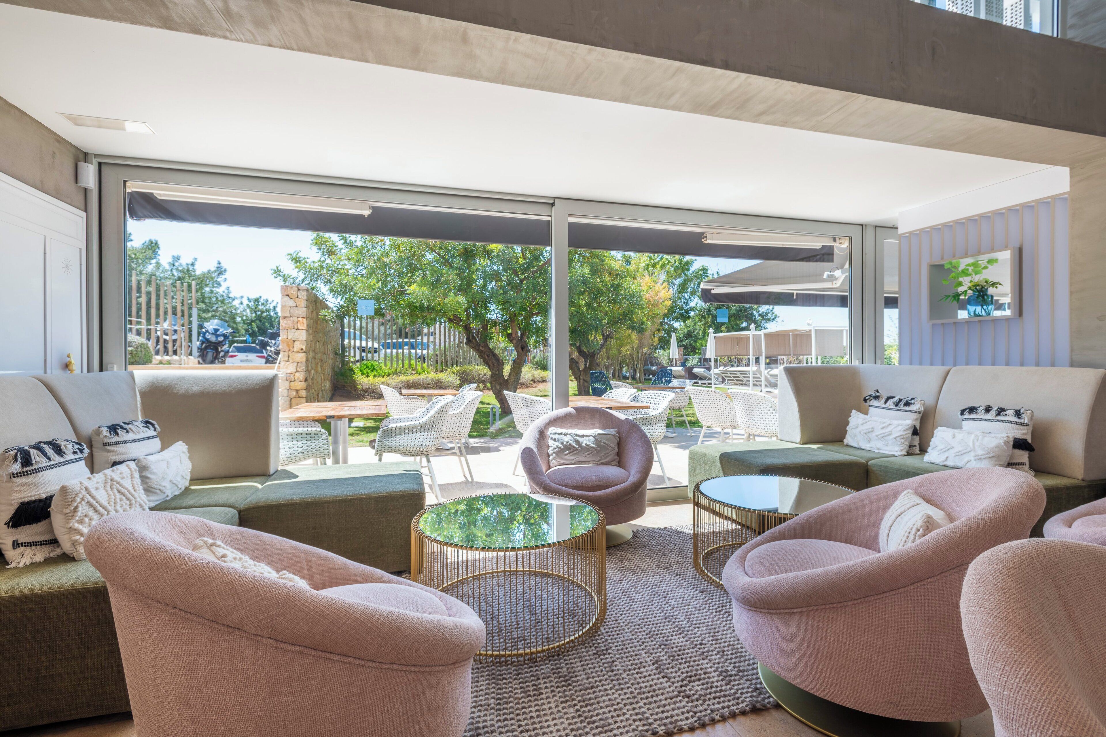 Un salon moderne comprenant un canapé, des fauteuils et une table basse.