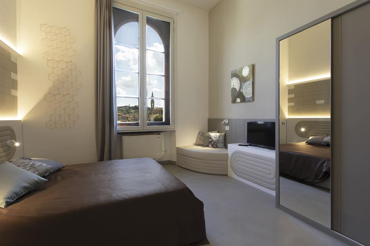 1 bedroom, premium bedding, down duvets, desk