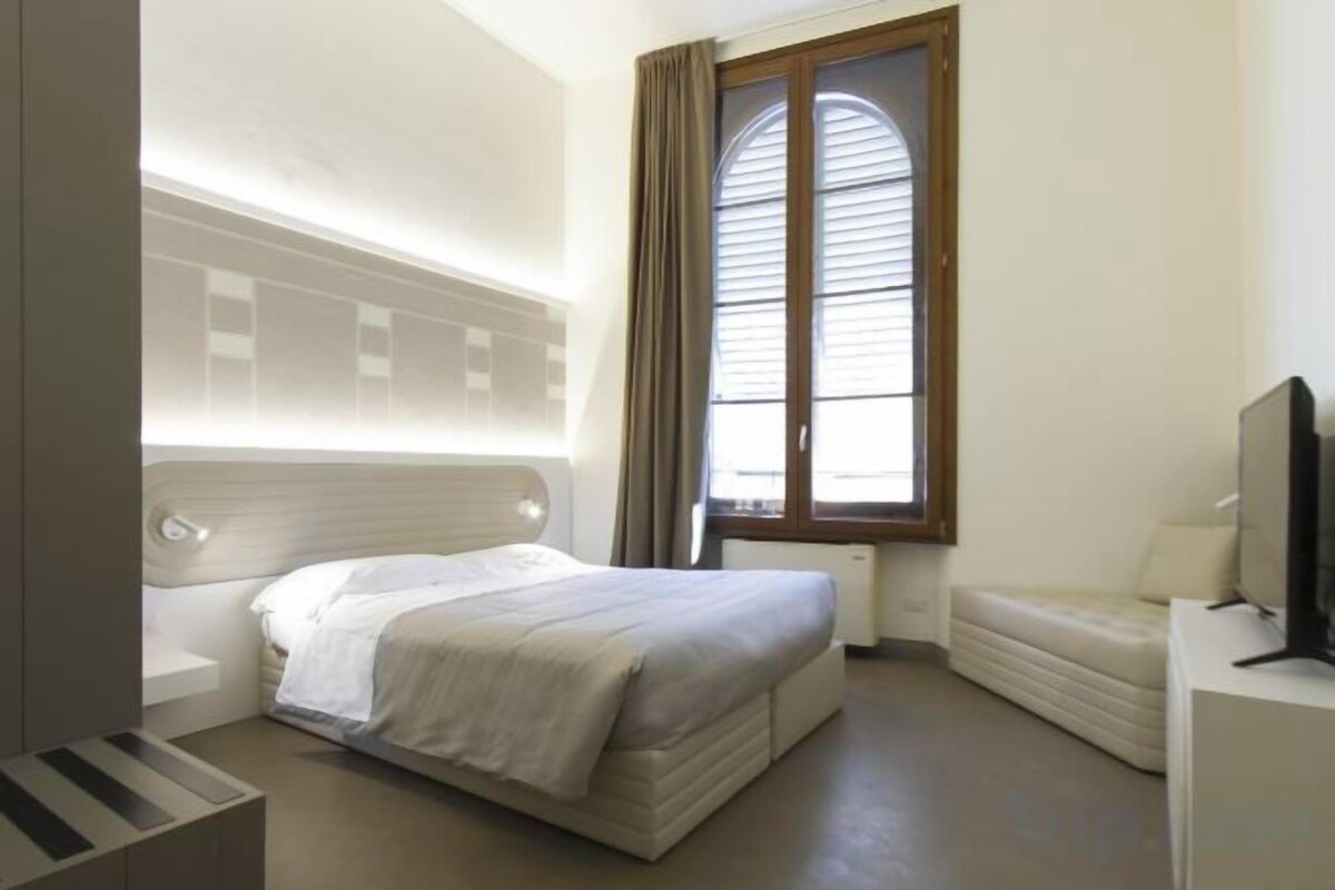 1 bedroom, premium bedding, down comforters, desk