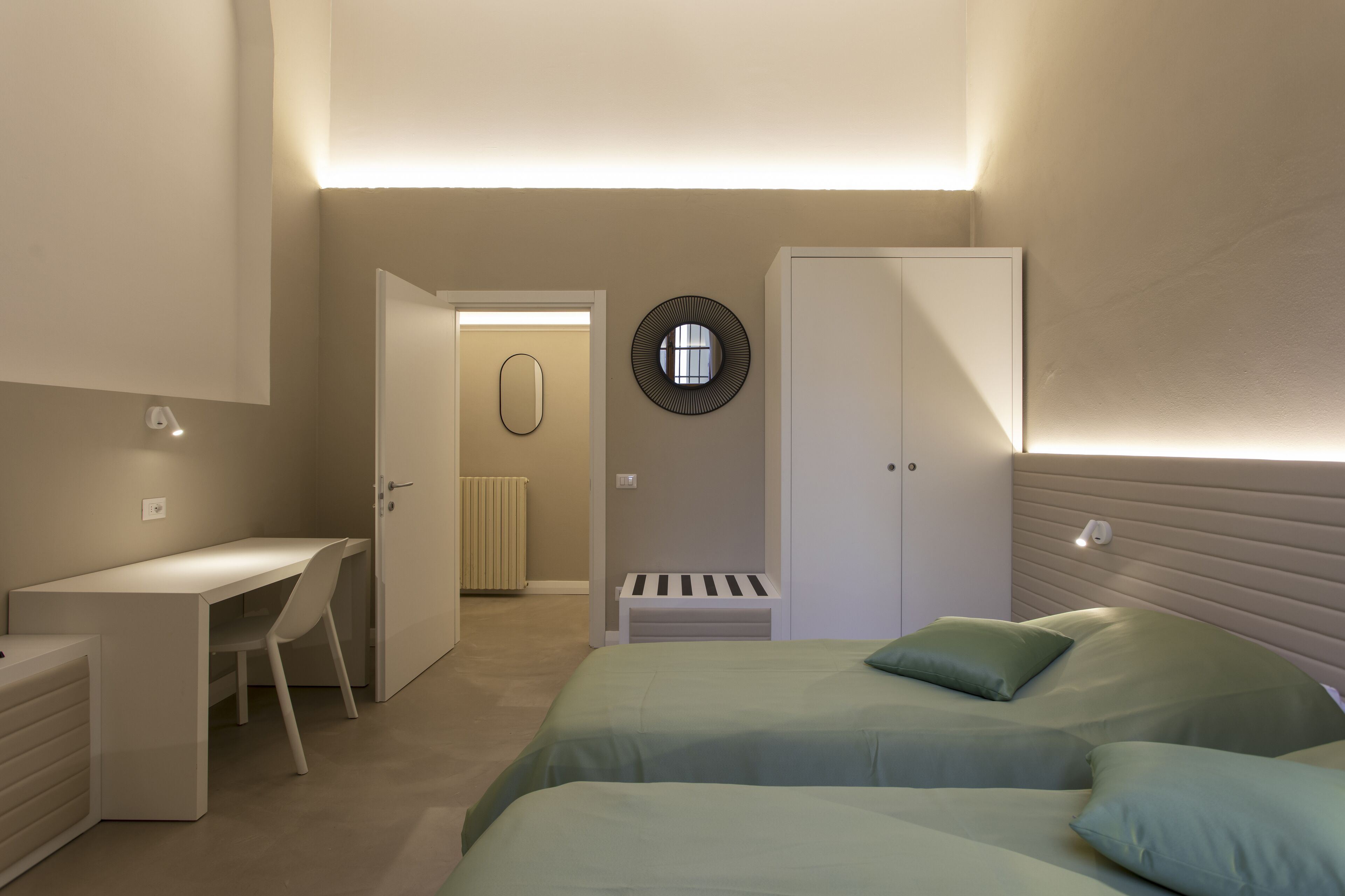 Une chambre à coucher avec un lit, un bureau et une armoire.