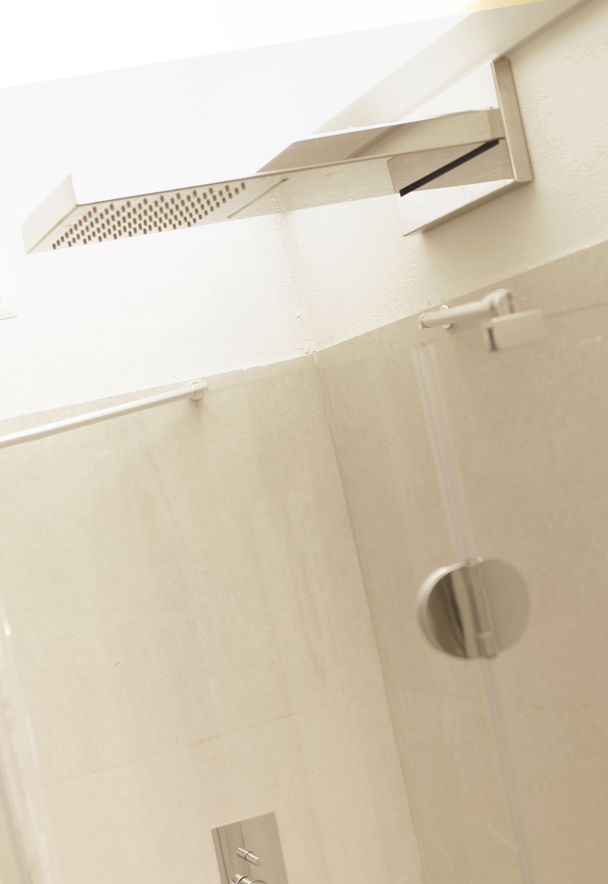Ein Badezimmer mit Dusche, Lüftungsanlage und Spiegel.