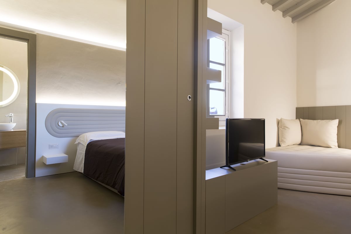 1 bedroom, premium bedding, down comforters, desk