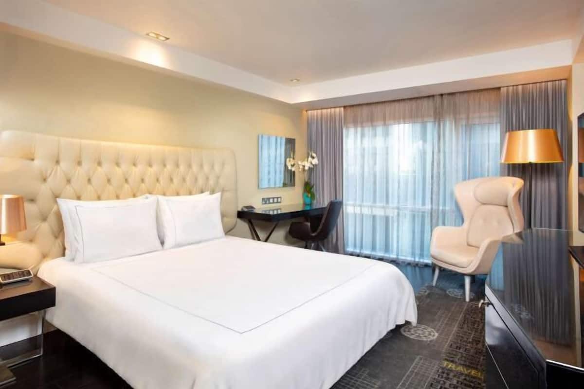 Ropa de cama hipoalergénica, minibar, caja fuerte y escritorio