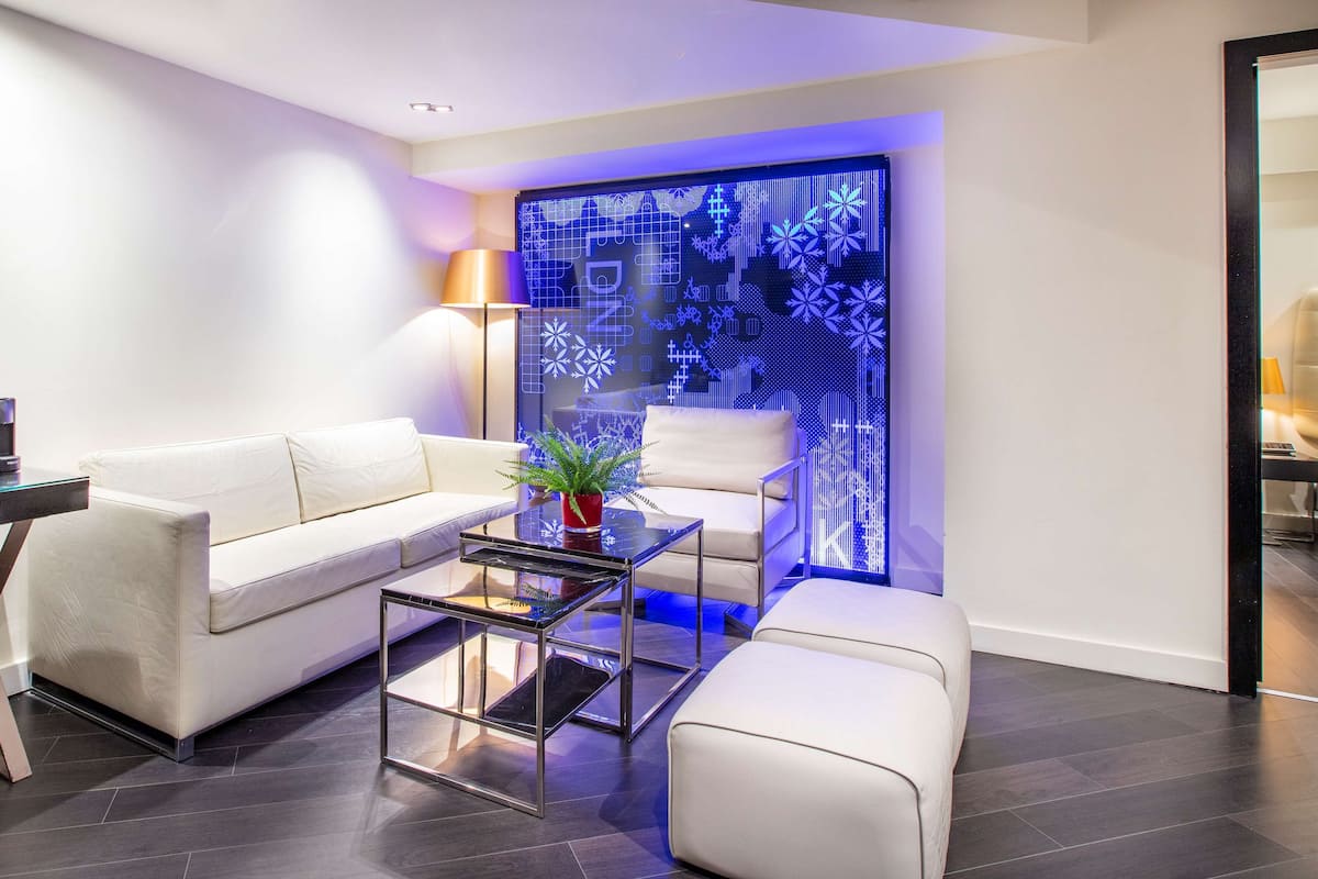 Suite, 1 Bedroom | 1 bedroom, hypo-allergenic bedding, minibar, in-room safe