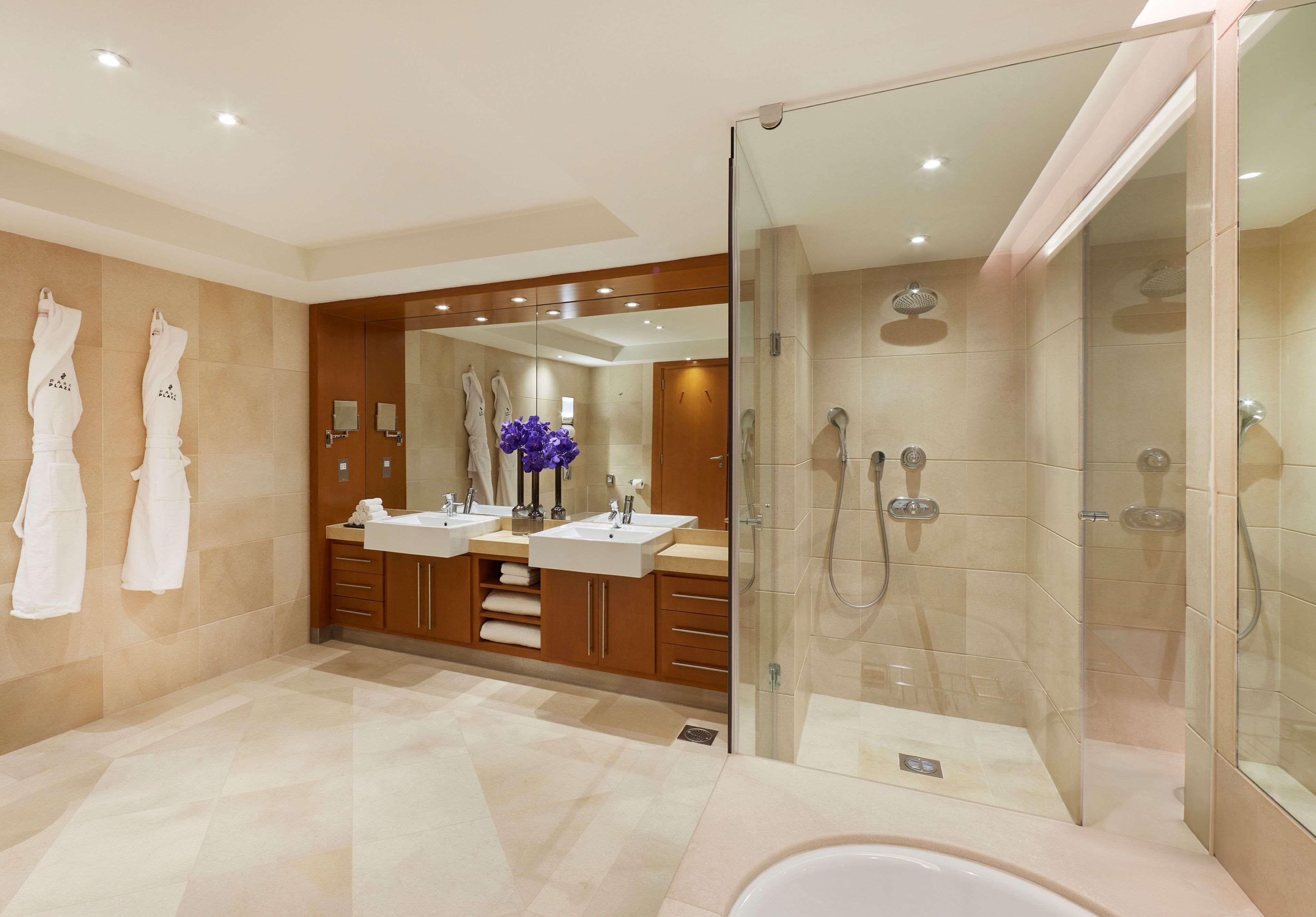 combined shower/bathtub, eco-friendly toiletries, hair dryer, towels